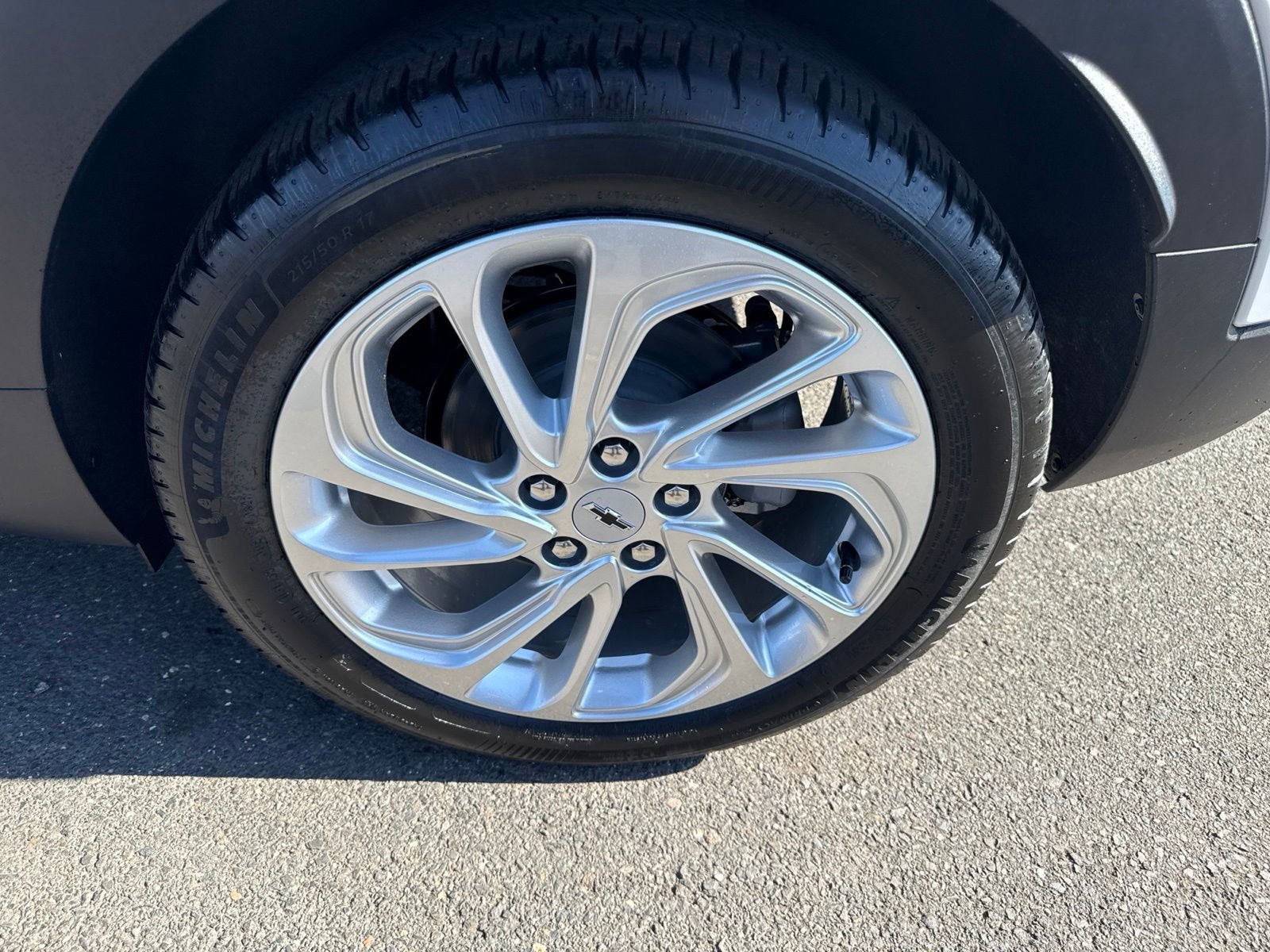 New 2027 Summit White Chevrolet LT image 10