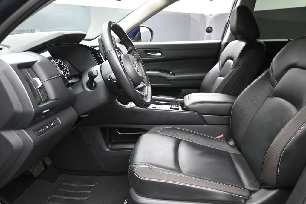 Used 2025 Blue Nissan SL image 17
