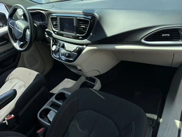 Used 2021 White Chrysler L image 31