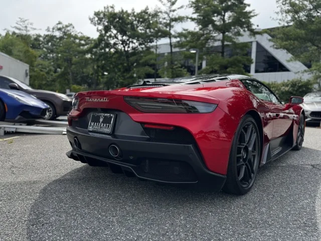 Used 2022 RED Maserati  image 16