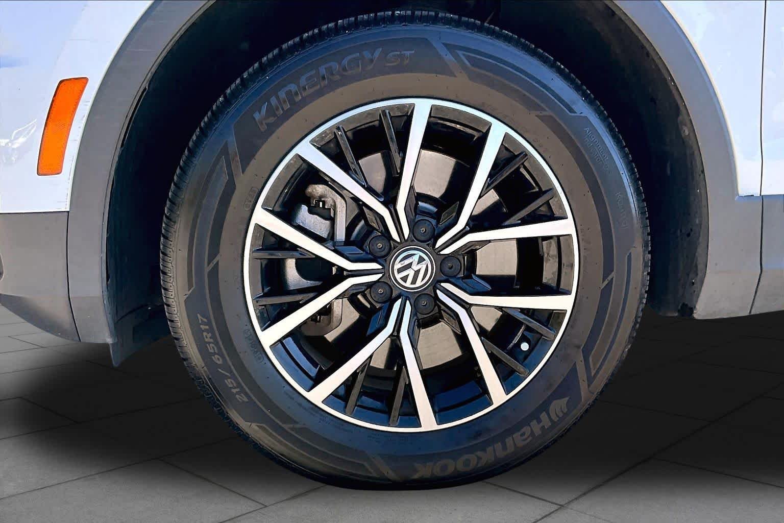 Used 2021  Volkswagen SE image 11