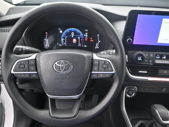 Used 2025 Wind Chill Pearl Toyota LE image 5
