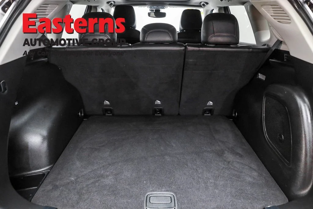 Used 2022 Silver Jeep Latitude image 9