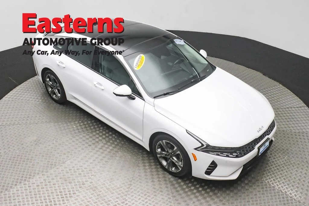Used 2022 White Kia EX image 3