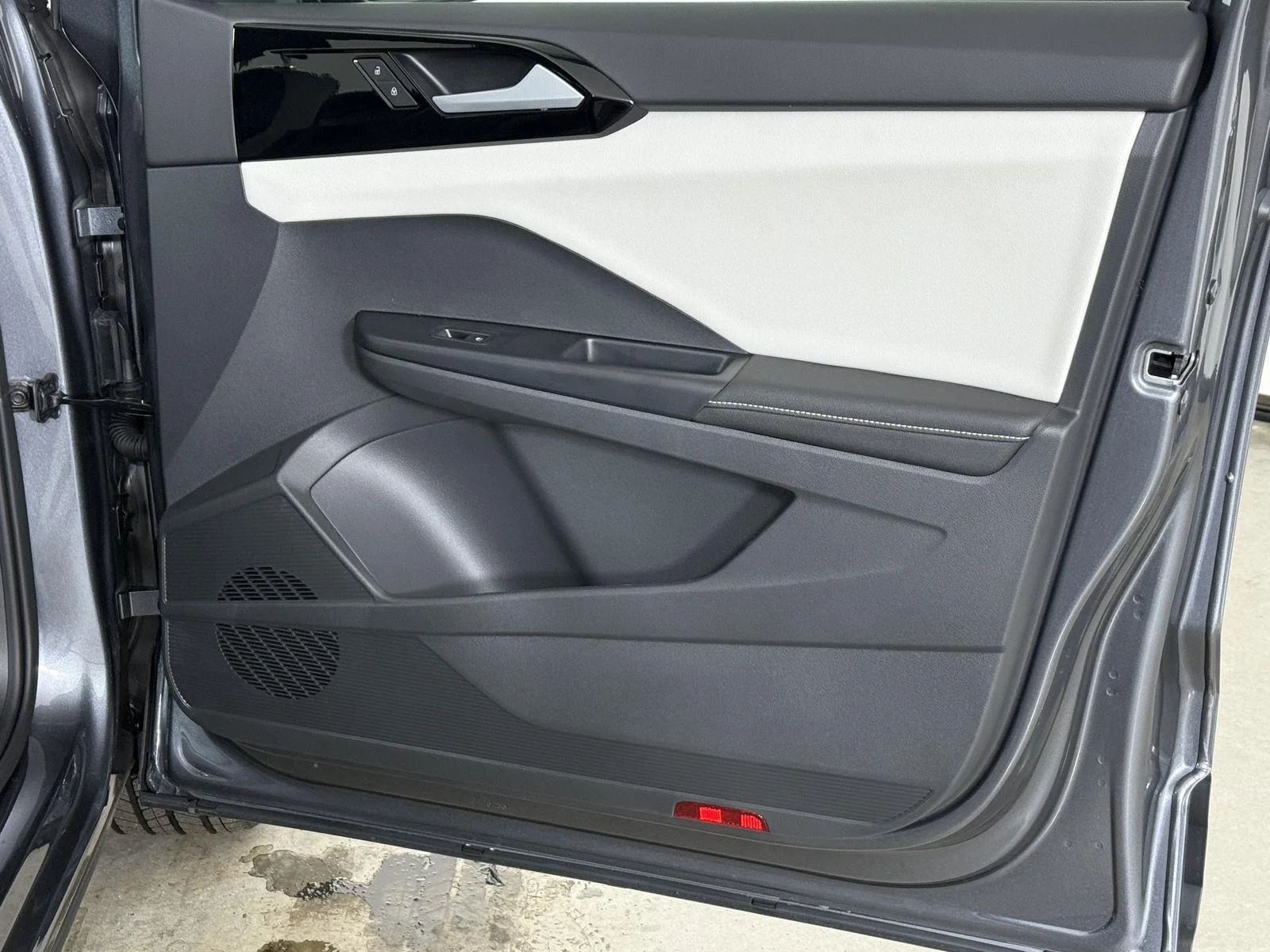 New 2027 Platinum Gray Metallic Volkswagen S image 15