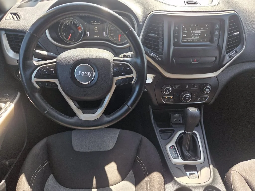 Used 2018 Gray Jeep Latitude image 22
