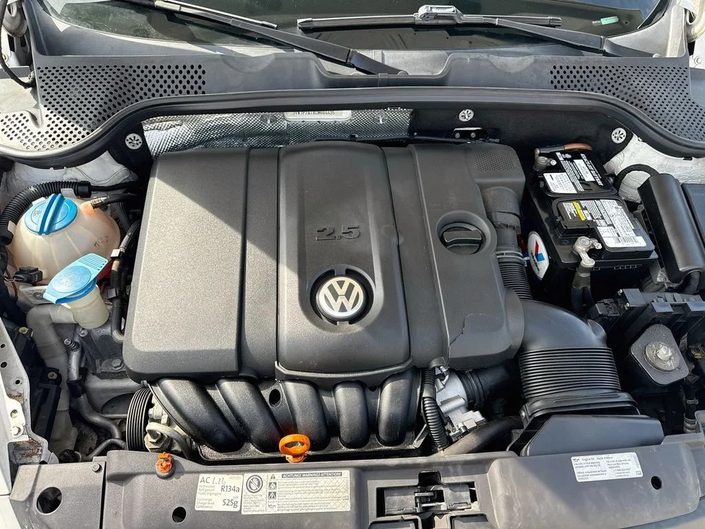 Used 2012 White Volkswagen 2.5L image 34
