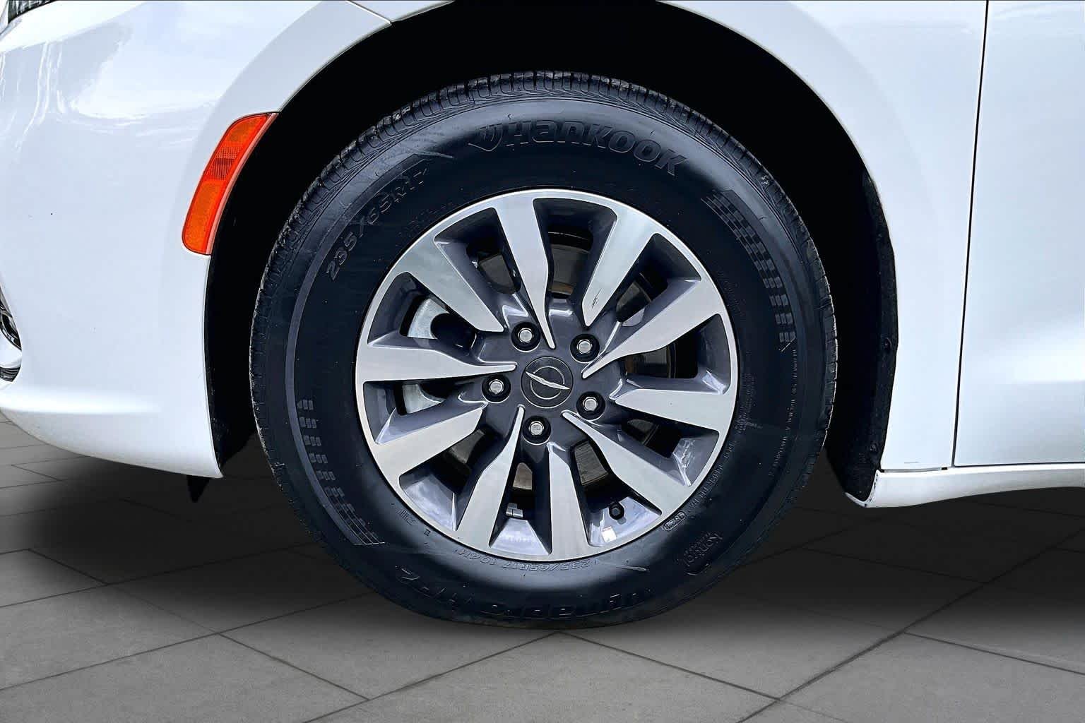 Used 2024 Bright White Clearcoat Chrysler Hybrid Select image 11