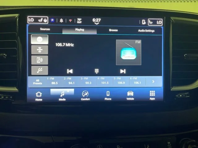 Used 2025 Diamond Black Chrysler Select image 41