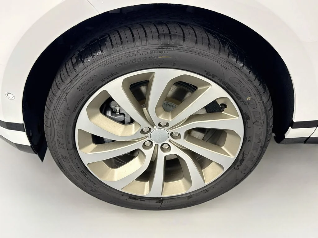 New 2026 Fuji White Land Rover Hoxton Edition image 32