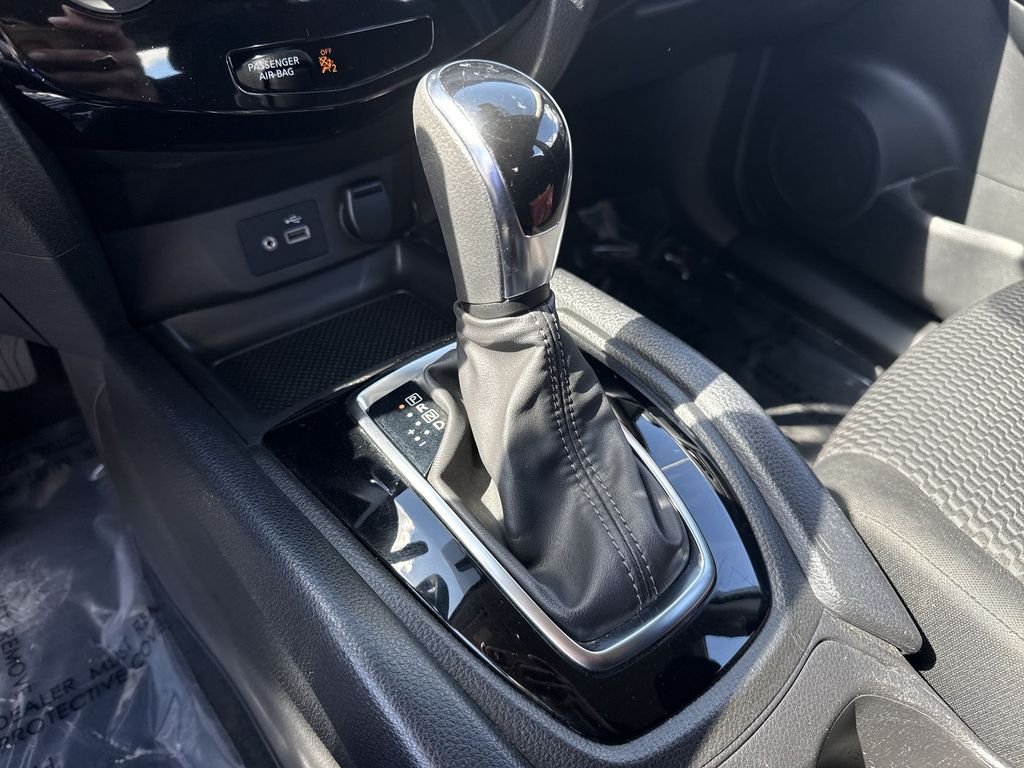 Used 2021 White Nissan S image 18