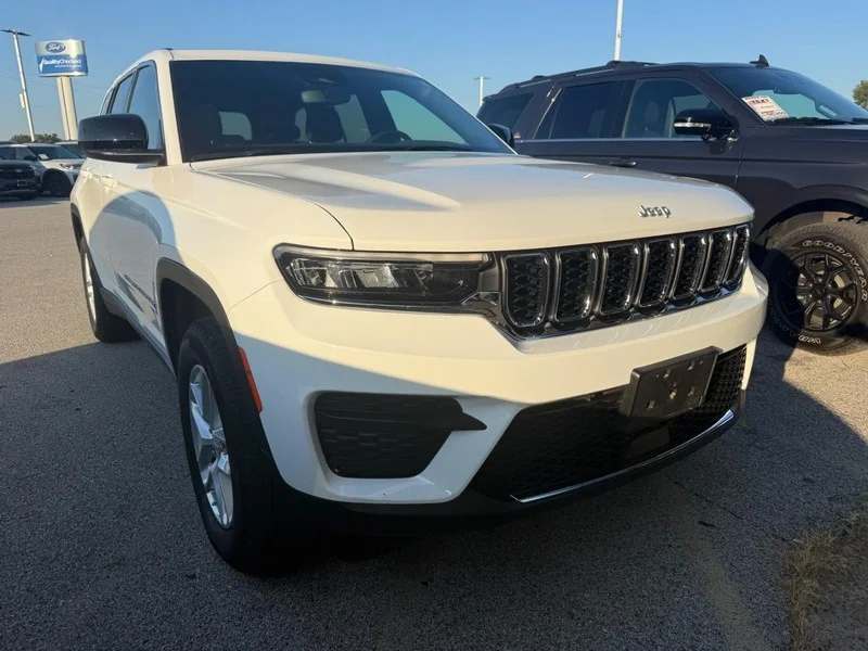 Used 2025 Bright White Clearcoat Jeep Laredo X 4x4 image 5