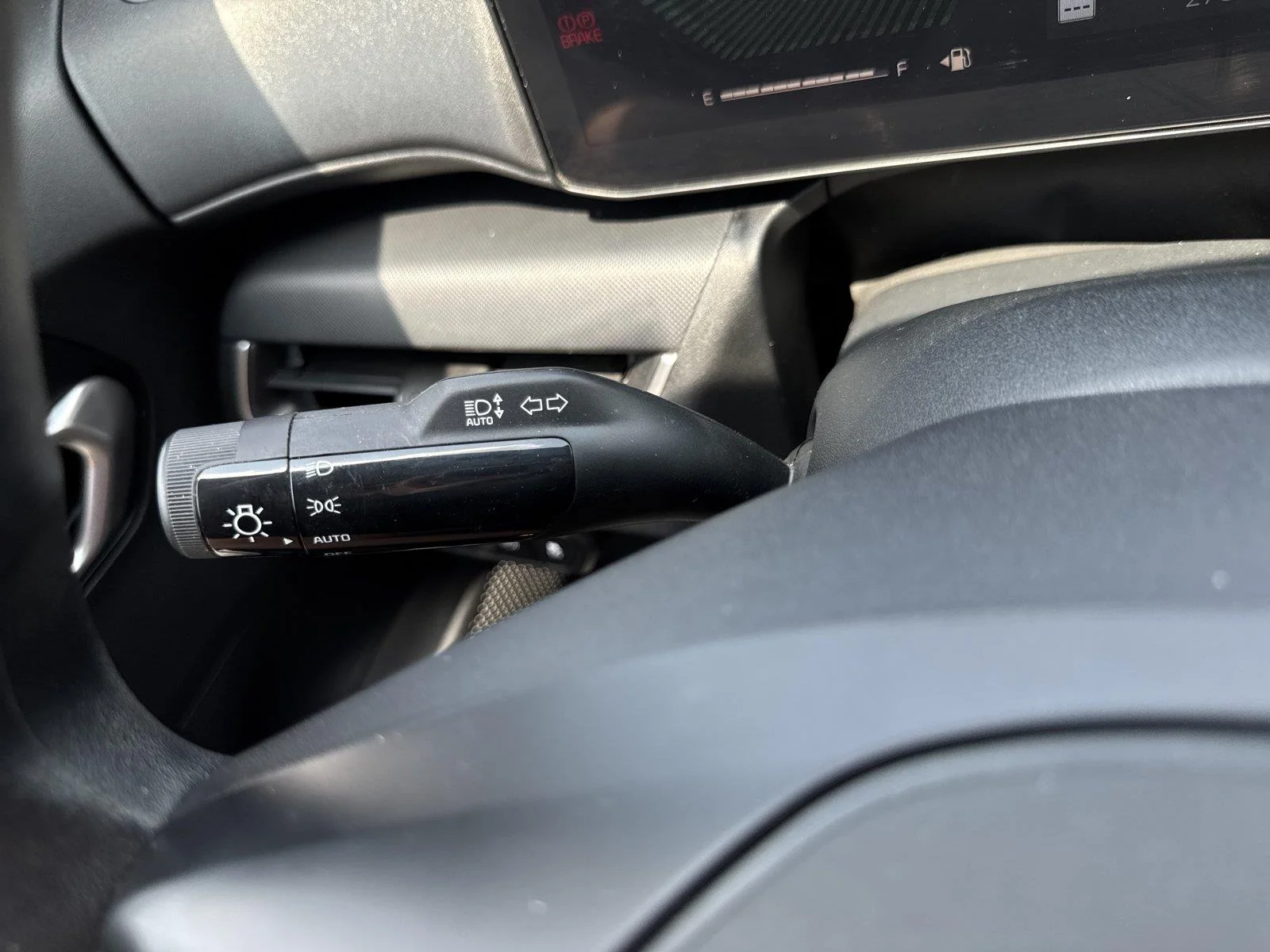 Used 2025 Snow White Pearl Kia LXS image 20
