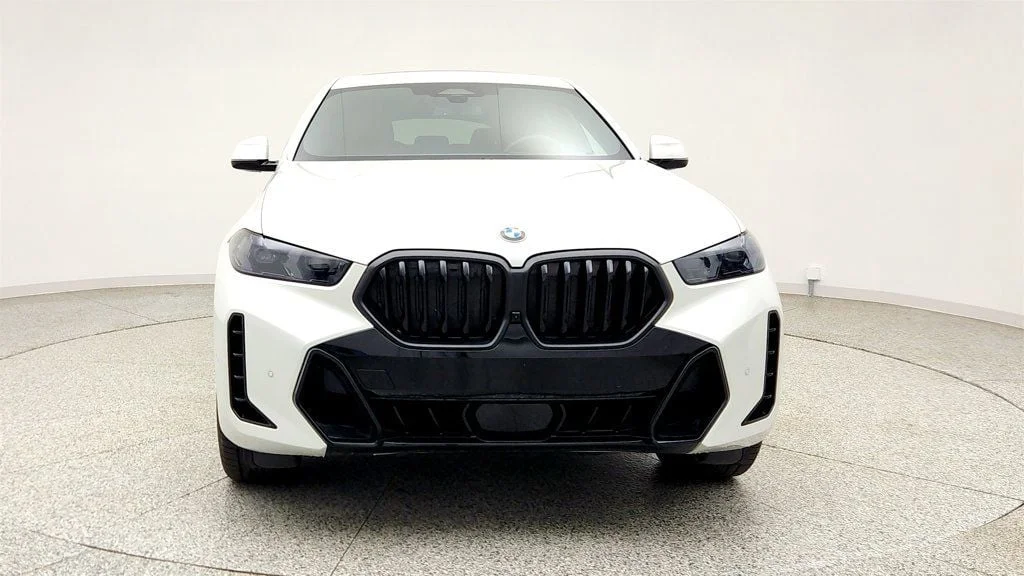 Used 2025 Mineral White Metallic BMW xDrive40i SAC w/ Climate Comfort, Premium & M Sport Pro. Pkgs image 2