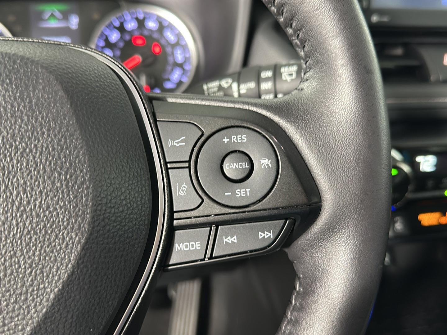 Used 2022 White Toyota XLE image 21