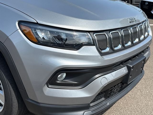 Used 2022 Silver Jeep Latitude image 8
