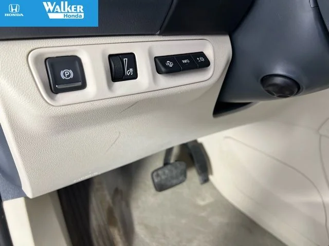 Used 2023 White GMC Denali image 23