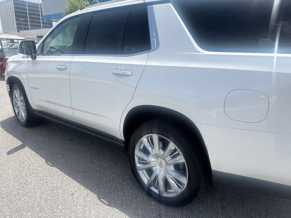 Used 2023 Iridescent Pearl Tricoat Chevrolet High Country image 7