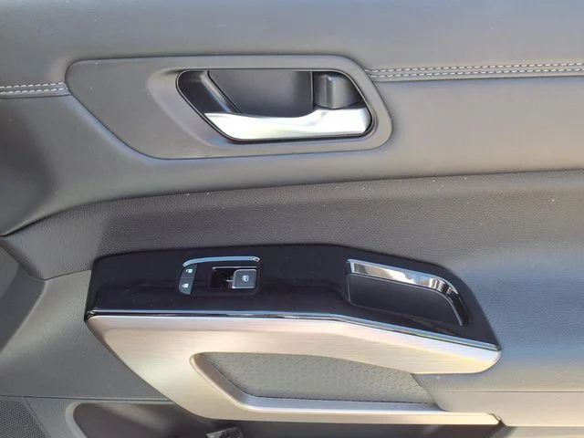 Certified Used 2025 White Nissan Platinum image 27