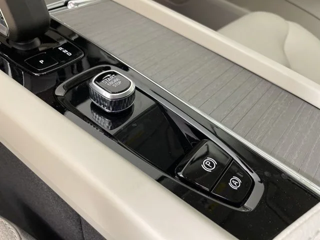 2025 Volvo XC60 Plus - Photo 23