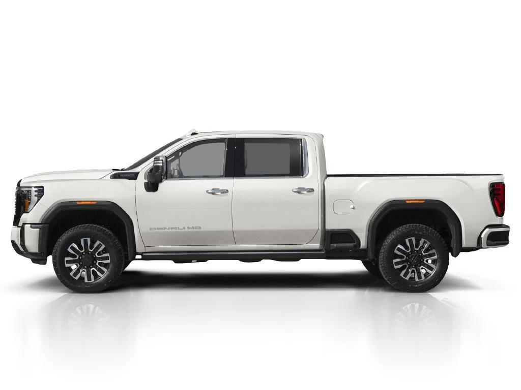 Used 2026 Glacier White Tricoat GMC Denali Ultimate DRW image 3