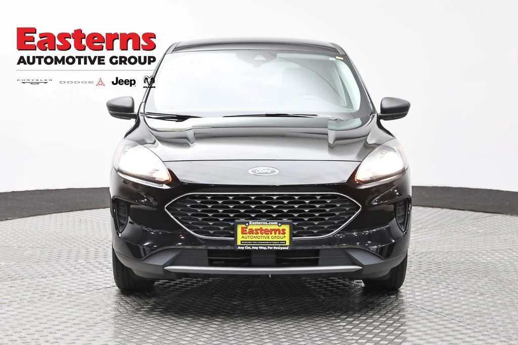 Used 2022 Black Ford SE image 2