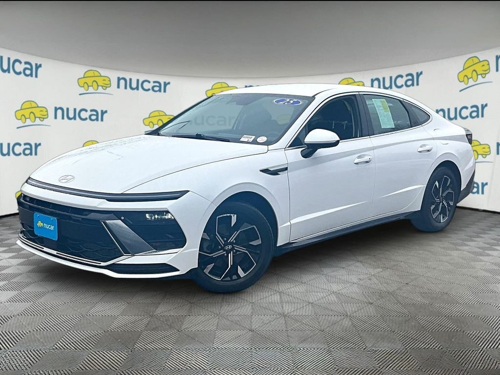 Used 2025 White Hyundai SEL image 3