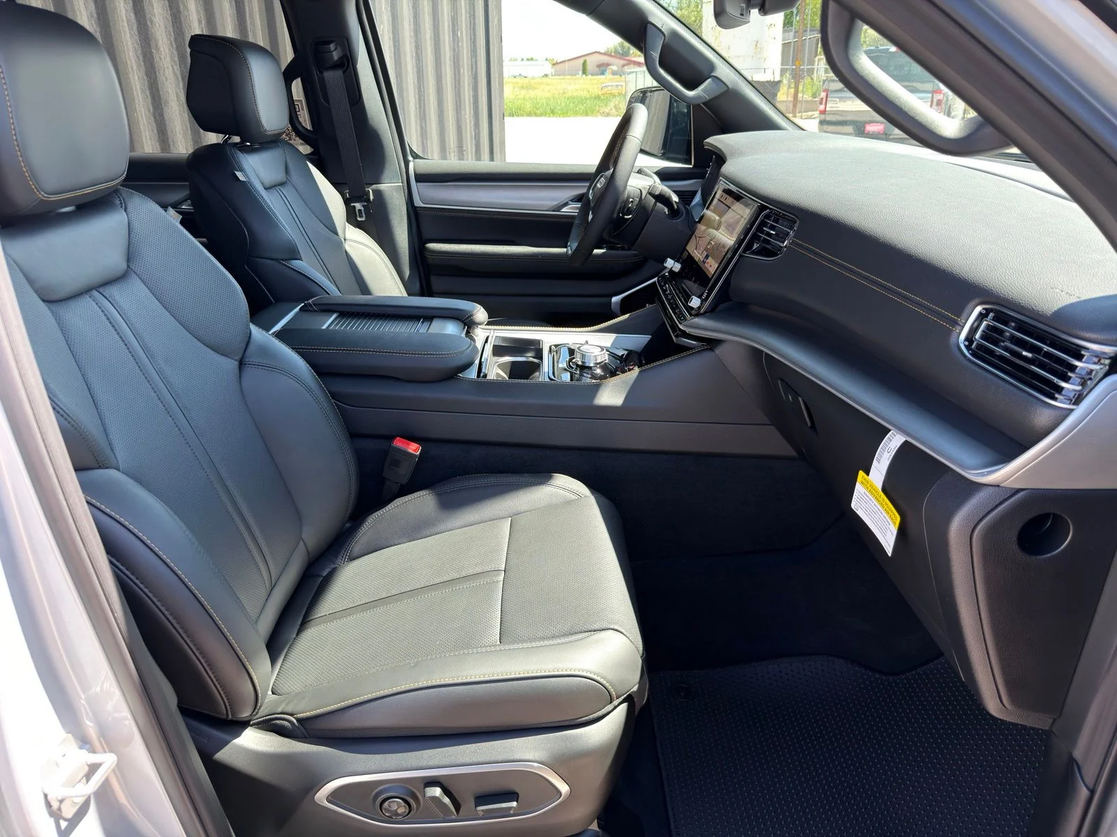 New 2026 Silver-Zynith Exterior Paint Jeep  image 39