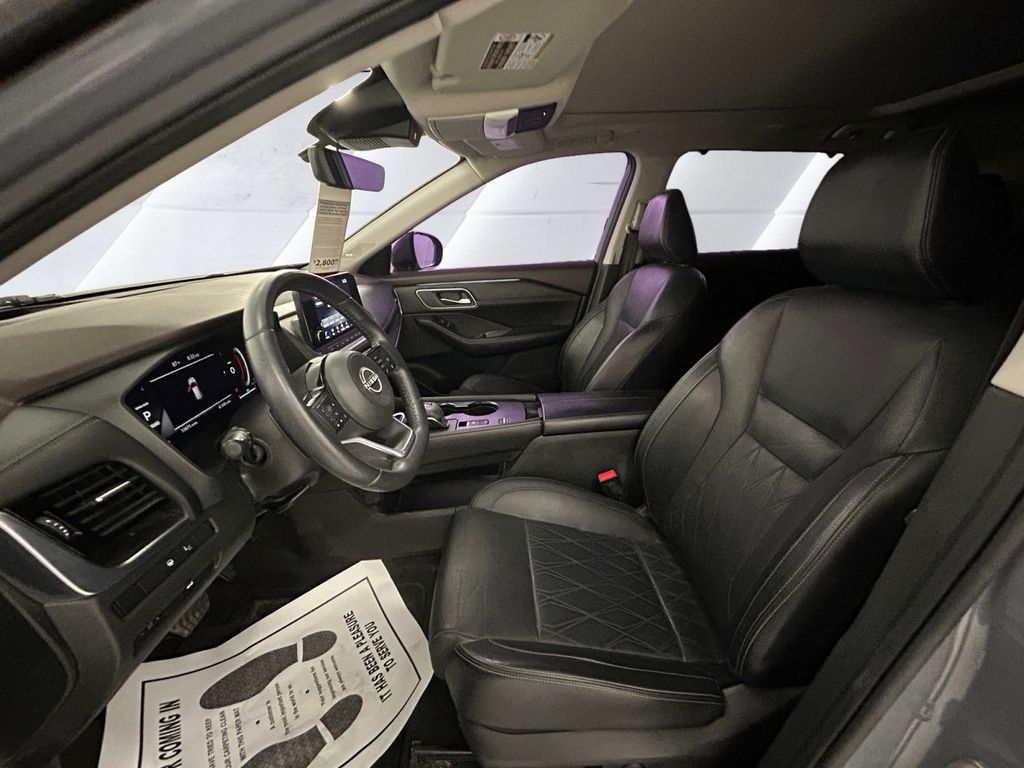 Used 2022 Gray Nissan Platinum image 7