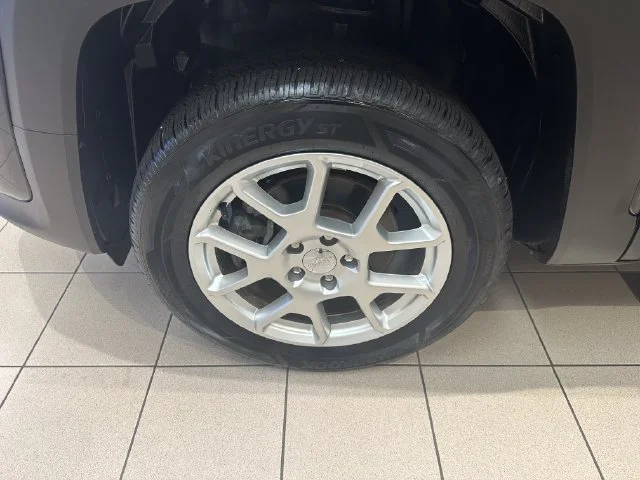 Used 2020 Black Jeep Latitude 4x4 image 22