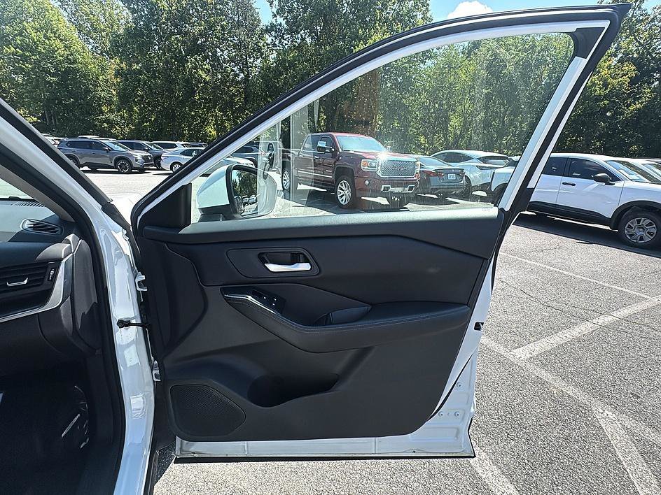 Used 2025 Everest White Pearl Nissan SV image 29