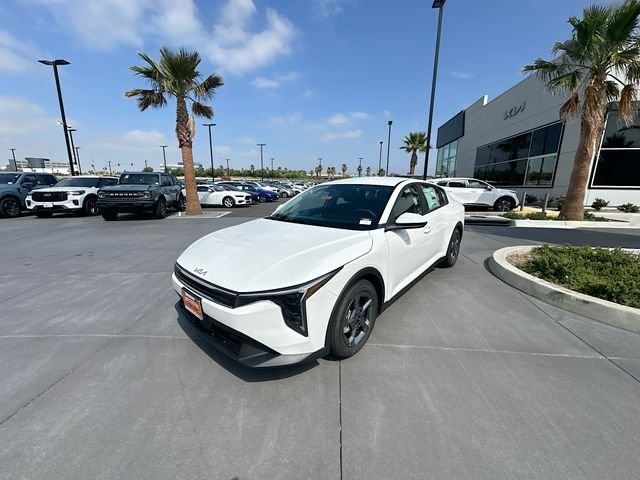 New 2026 Snow White Pearl Kia LXS image 3