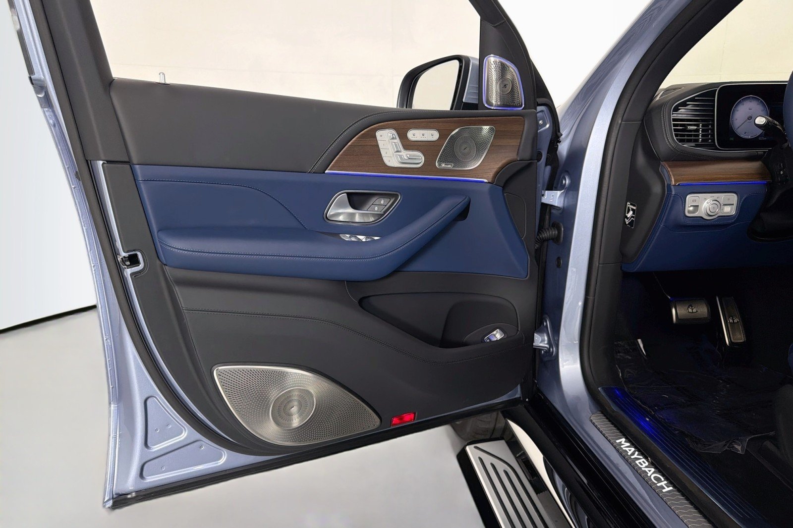 New 2026 MANUFAKTUR Cote d Azur Light Blue Metallic Mercedes-Benz Maybach GLS 600 4MATIC® SUV image 24