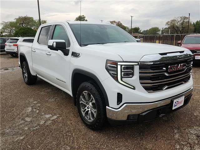 Used 2025 White GMC SLT 4x2 Crew Cab 5.75 ft. box 147.4 in. WB image 6