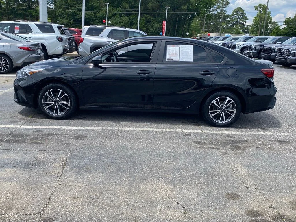 Used 2023 Black Kia LXS image 4