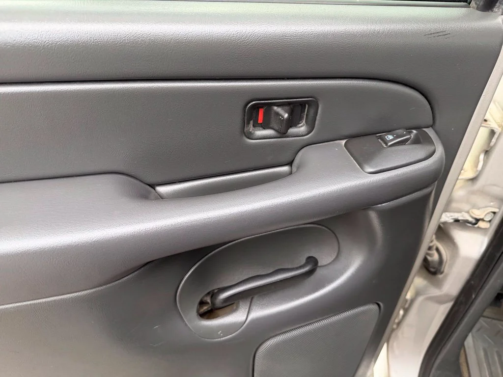 Used 2005 Silver Chevrolet LS image 20