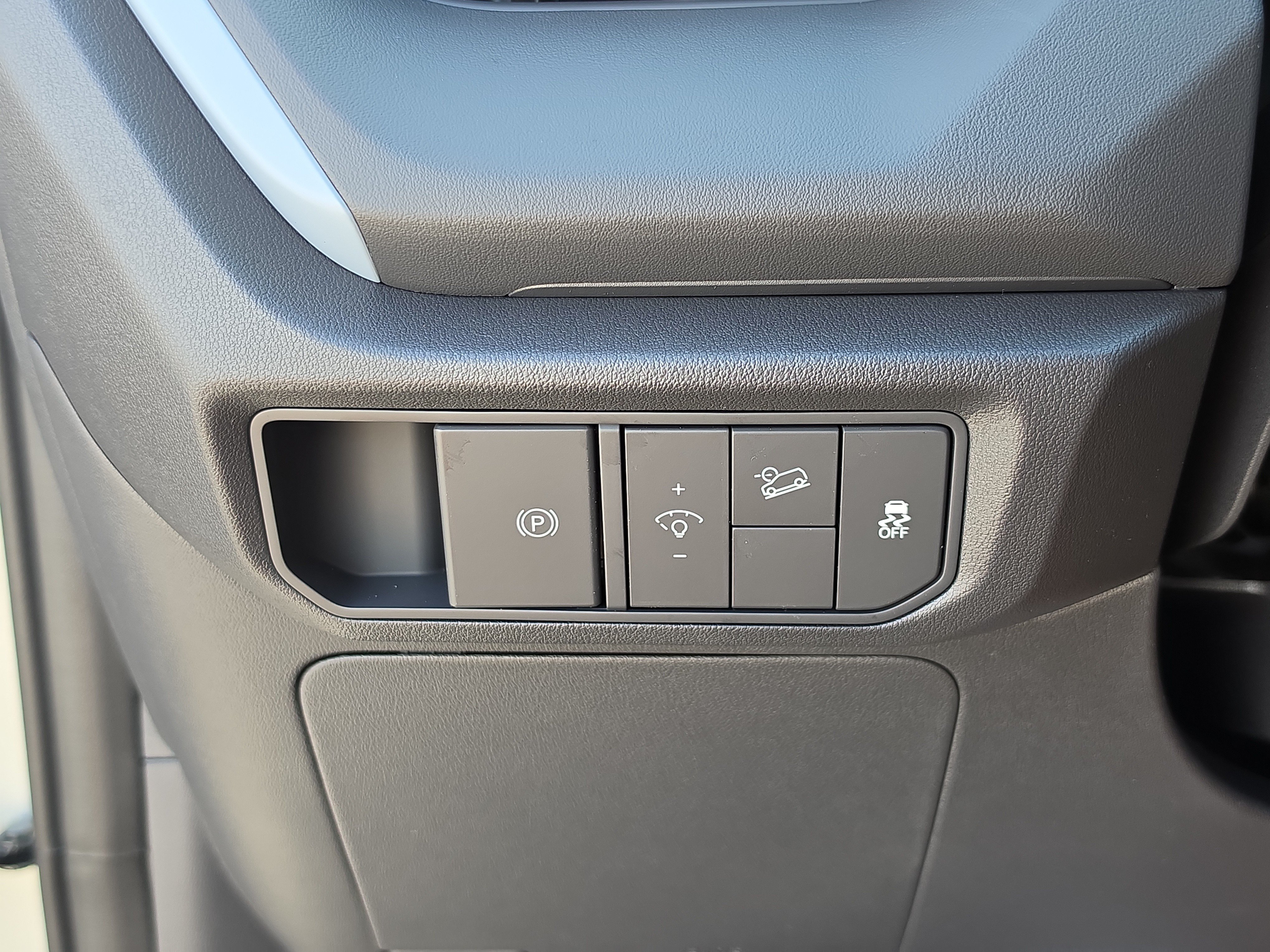 New 2027 Ivory Silver Kia LX image 27