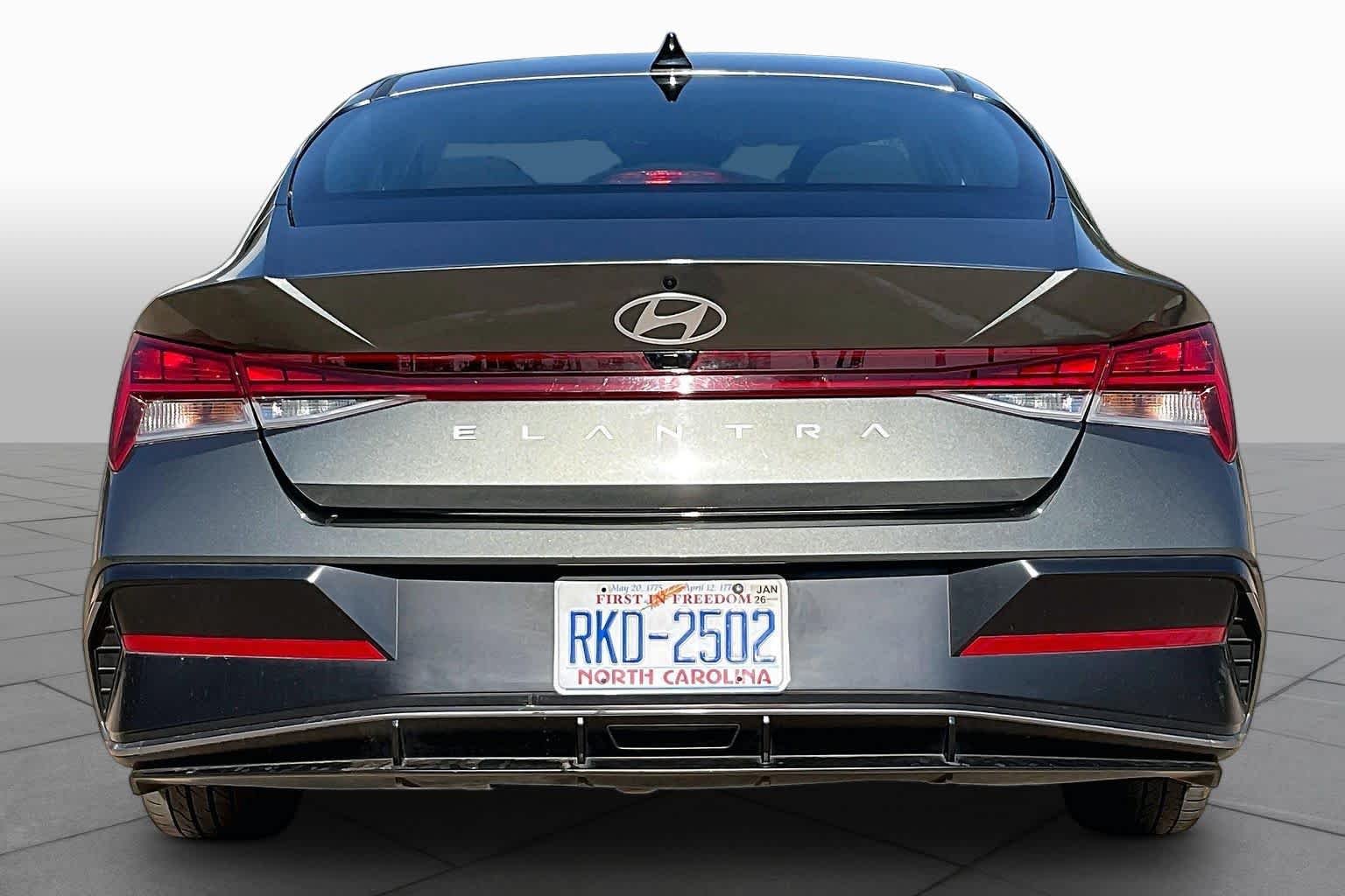 Used 2025 Amazon Gray Hyundai SEL Convenience image 5
