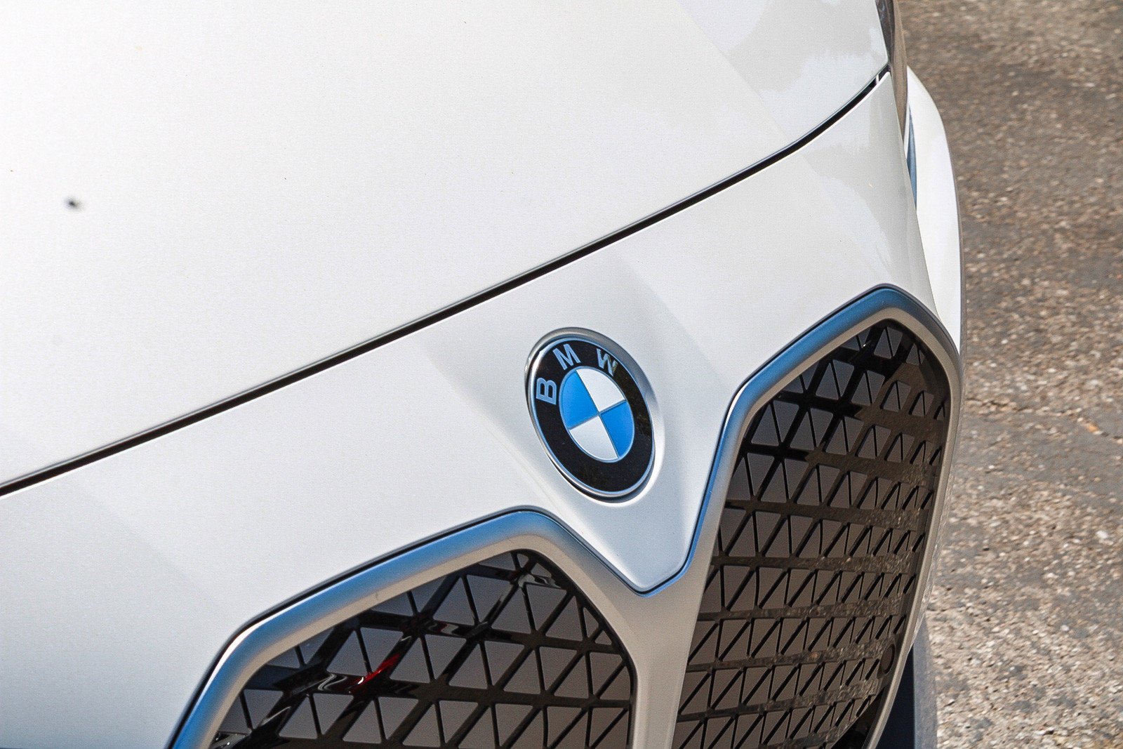 New 2026 Mineral White Metallic BMW xDrive40 image 9