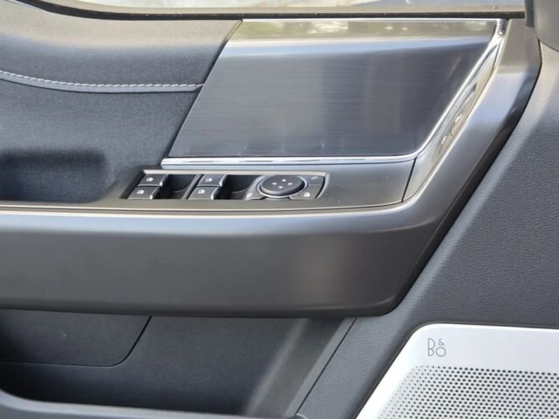 Used 2025 Space White Metallic Ford LARIAT image 28