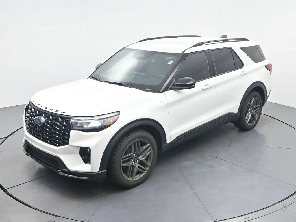 New 2026 Star White Metallic Tri-Coat Ford ST-Line image 23