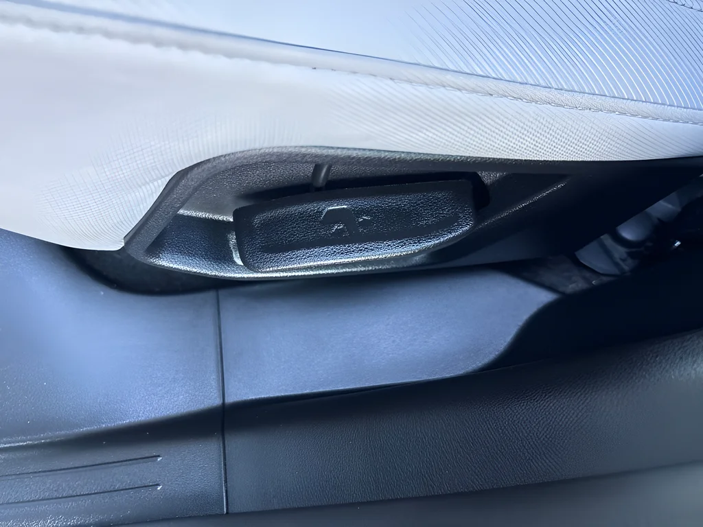 Used 2025 Green Hyundai SEL image 38