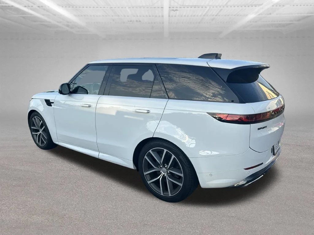 Used 2023 White Land Rover SE Dynamic image 2