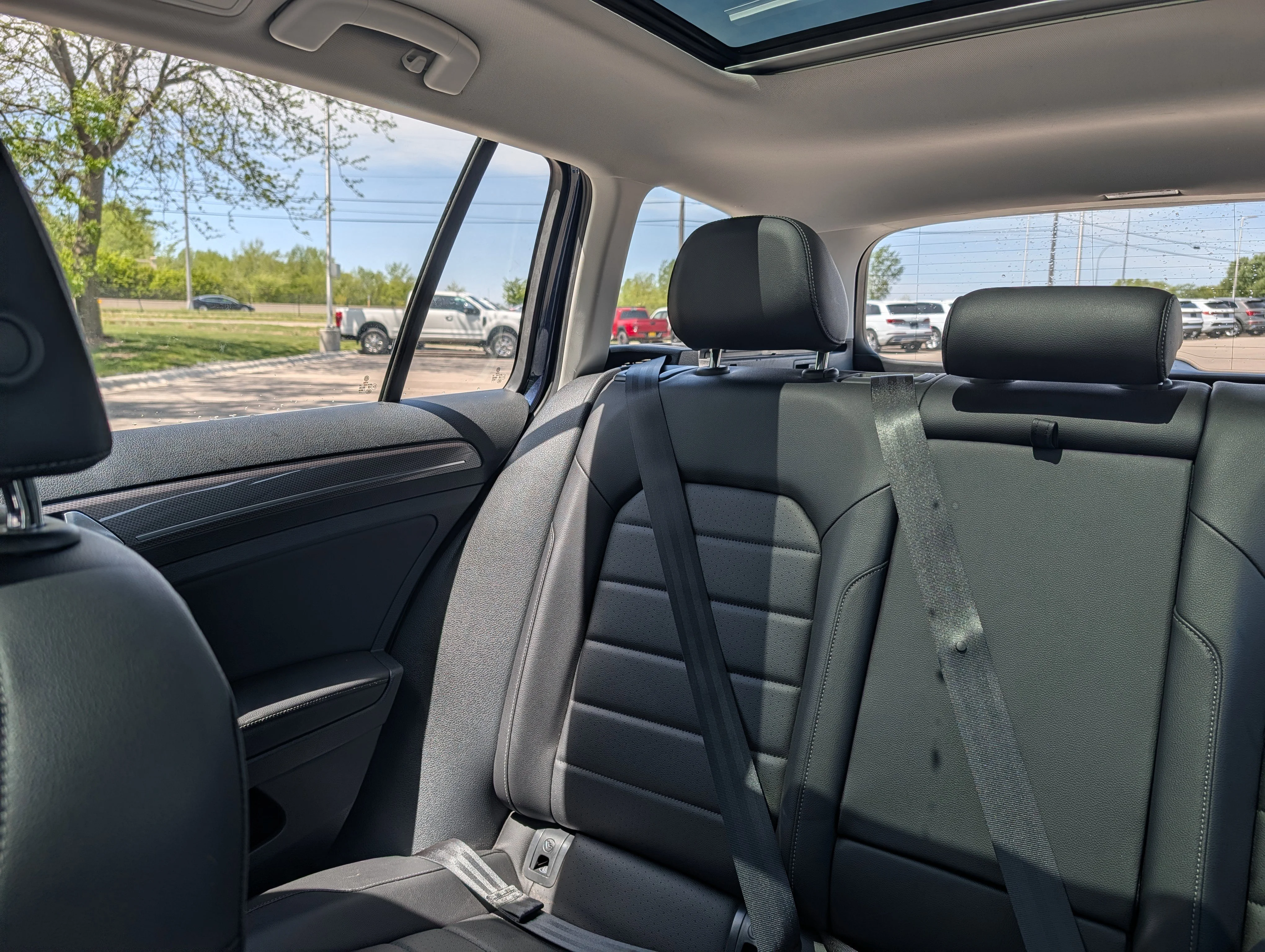 Used 2017 Night Blue Metallic Volkswagen SEL image 12
