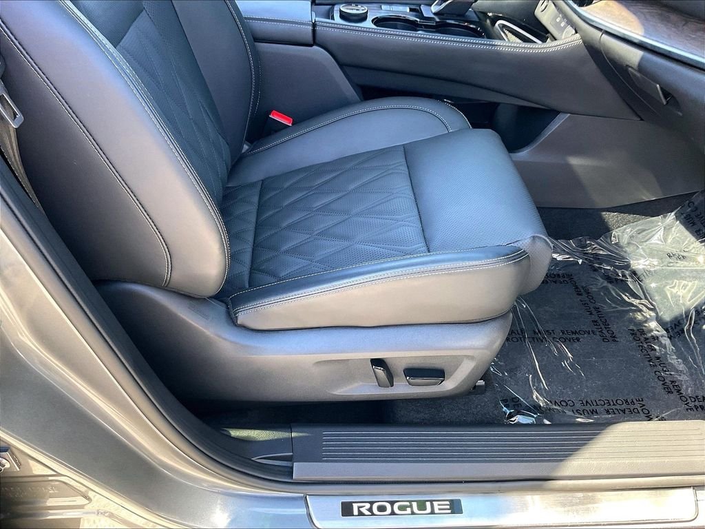 Used 2025 Gun Metallic Nissan Platinum image 38
