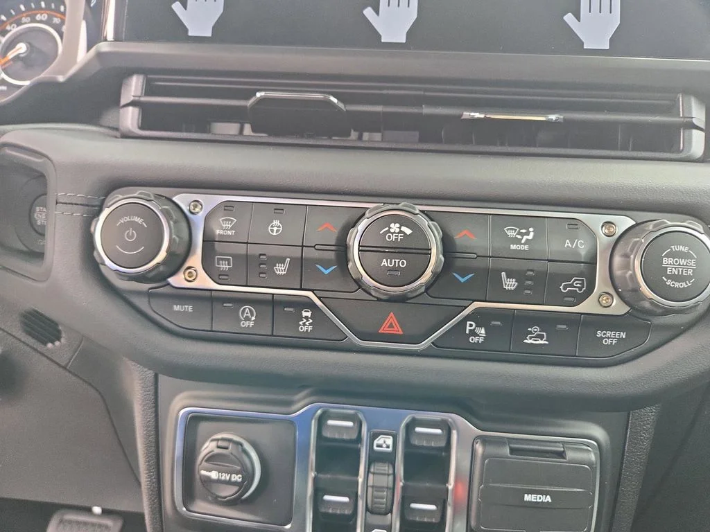 2025 Jeep Wrangler 4-Door Sahara - Photo 18