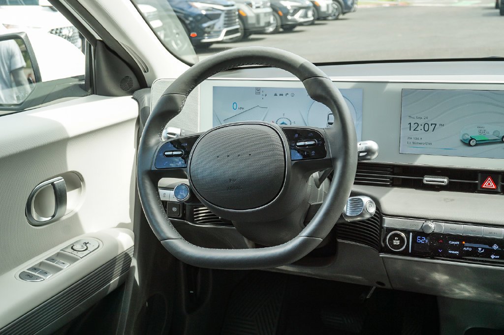 Used 2024 White Hyundai SEL image 17