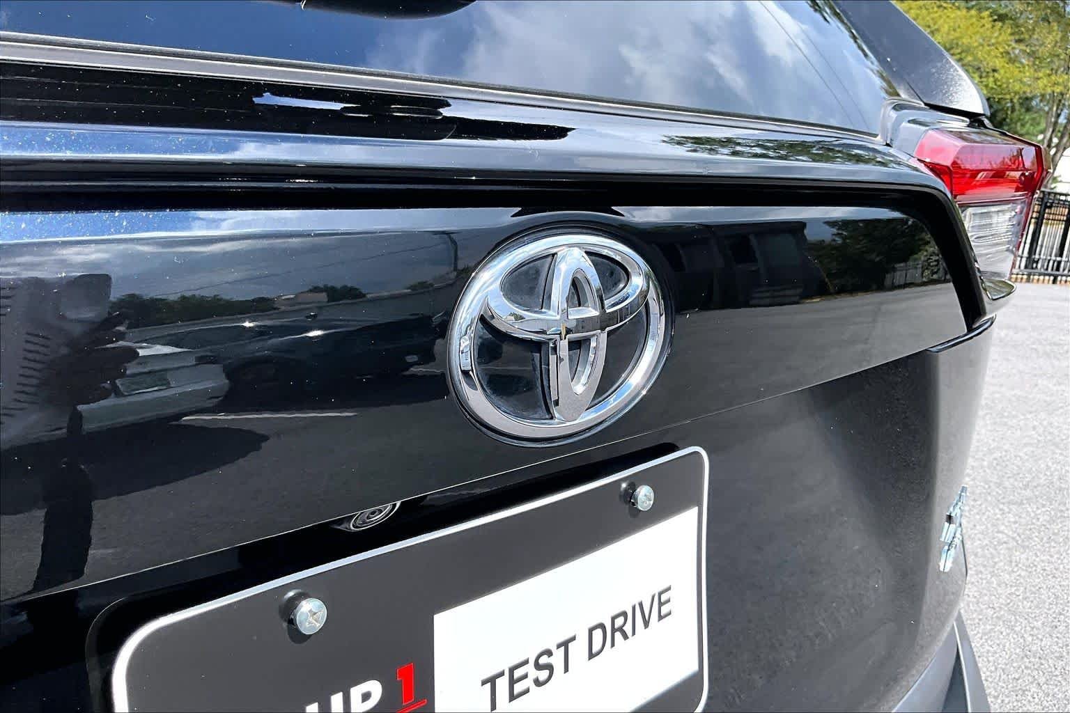 Used 2025 Midnight Black Metallic Toyota XLE image 31