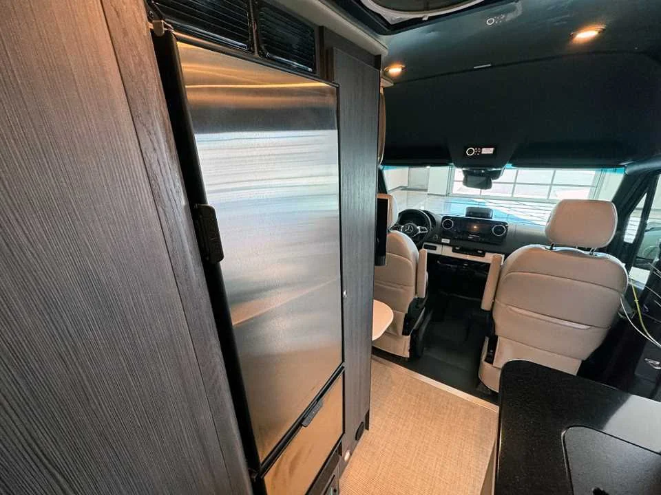 New 2025 Tenorite Gray Metallic AIRSTREAM  image 34