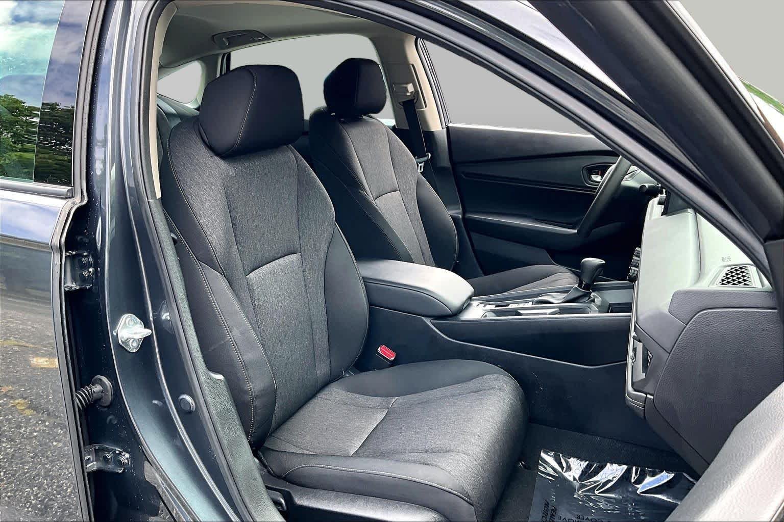 Used 2025 Meteorite Gray Metallic Honda SE image 9